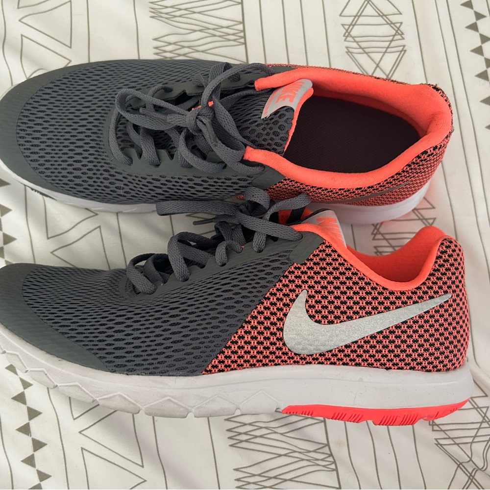 Size 8 women’s Nikes